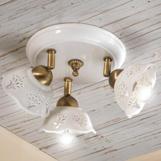 mediteranska stropna lampa keramicka perforovana porcelanova klokoc ucinka pre strava klavesnice biela obyvacka jedalen zavesena nizka vyska stropu klasicka vidiecky dom med.jpg